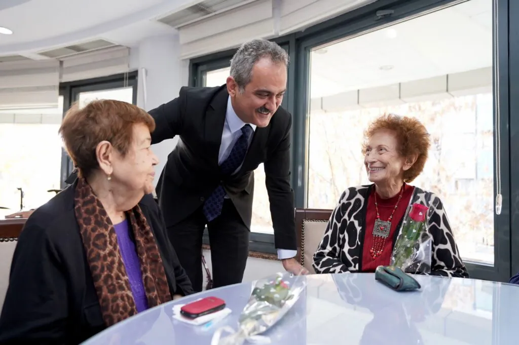 Bakan Özer, emekli öğretmenleri huzurevinde ziyaret etti
