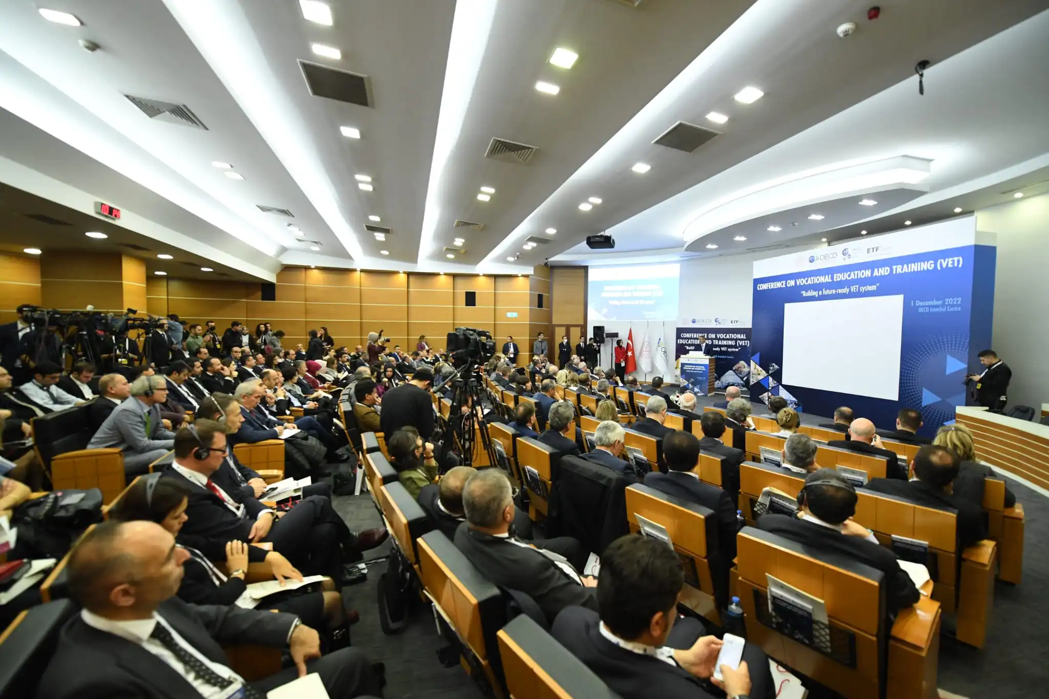 bakan ozer bugun 1 milyon 108 bin cirak ve kalfa var 3 m4EfdsEQ