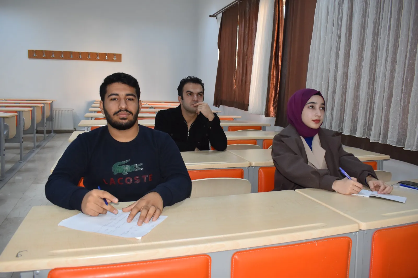 4 ogrencili bolumde 2si profesor 11 egitimci 11