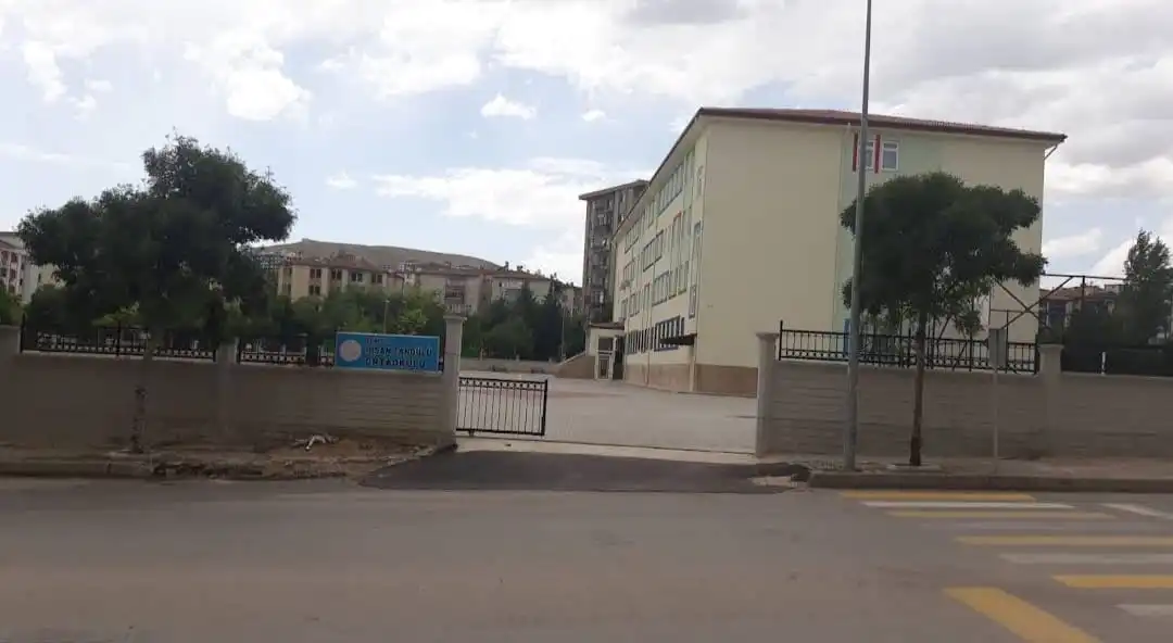 elazigda 2nci kattan atlayan ortaokul ogrencisi agir yaralandi 1 huiOdftE