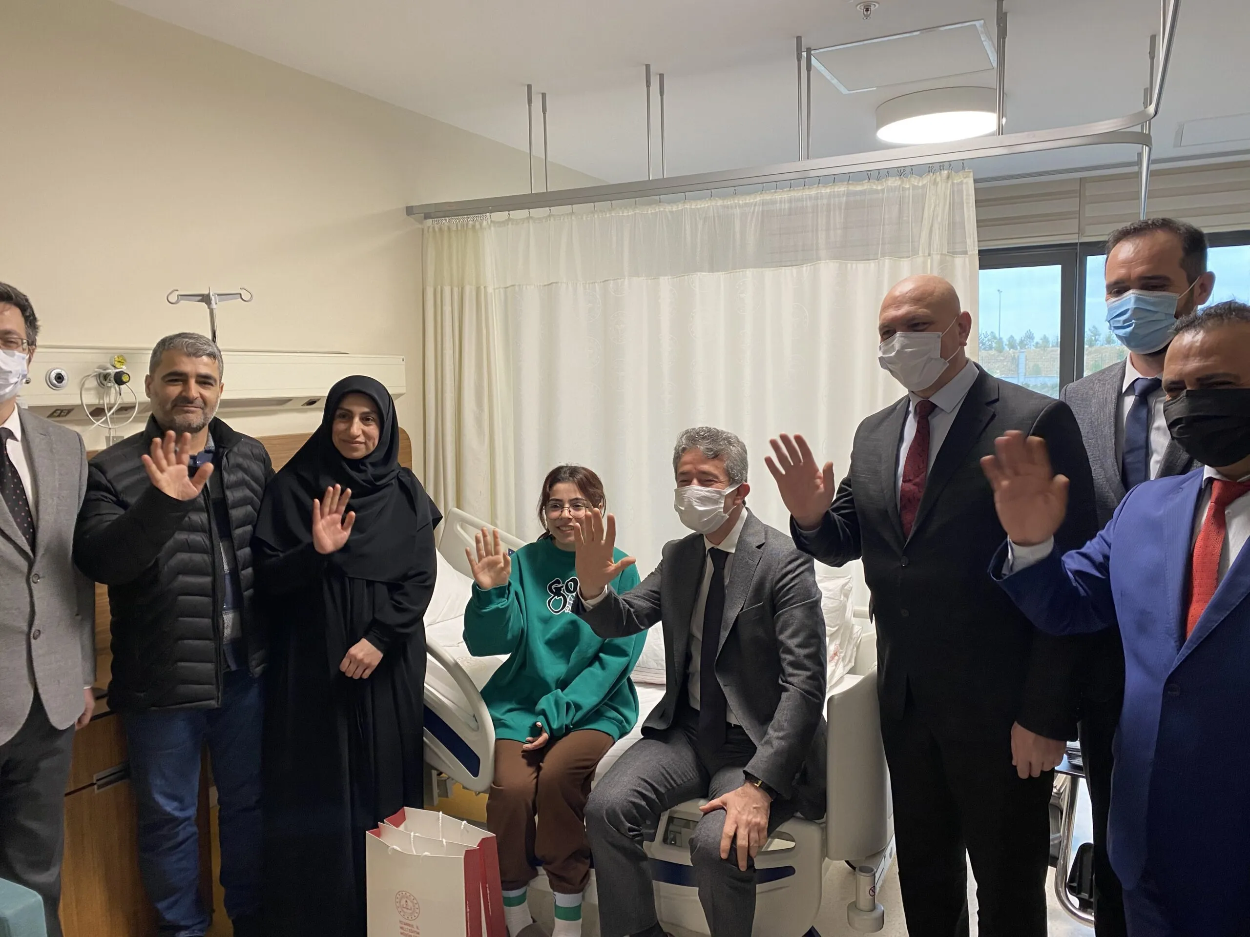 İstanbul İl Milli Eğitim Müdürü Levent Yazıcı lise öğrencisi Yüsranur’u hastanede ziyaret etti 