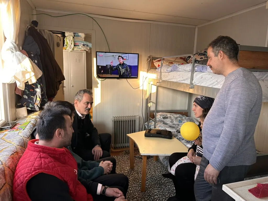 Bakan Özer, Beydağı Geçici Barınma Merkezini ziyaret etti