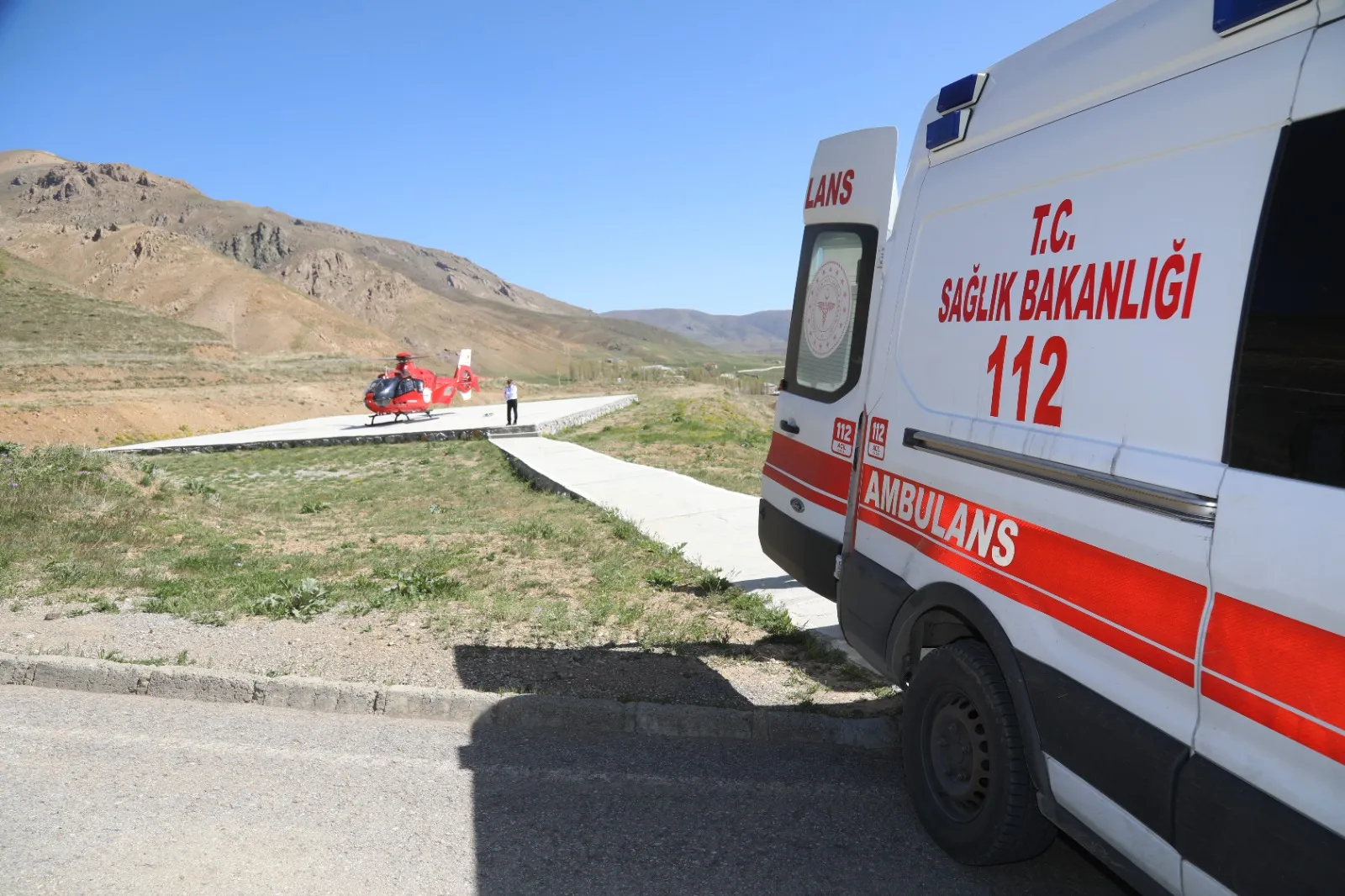 vanda kalp krizi geciren hastaya ambulans helikopterle sevk 0