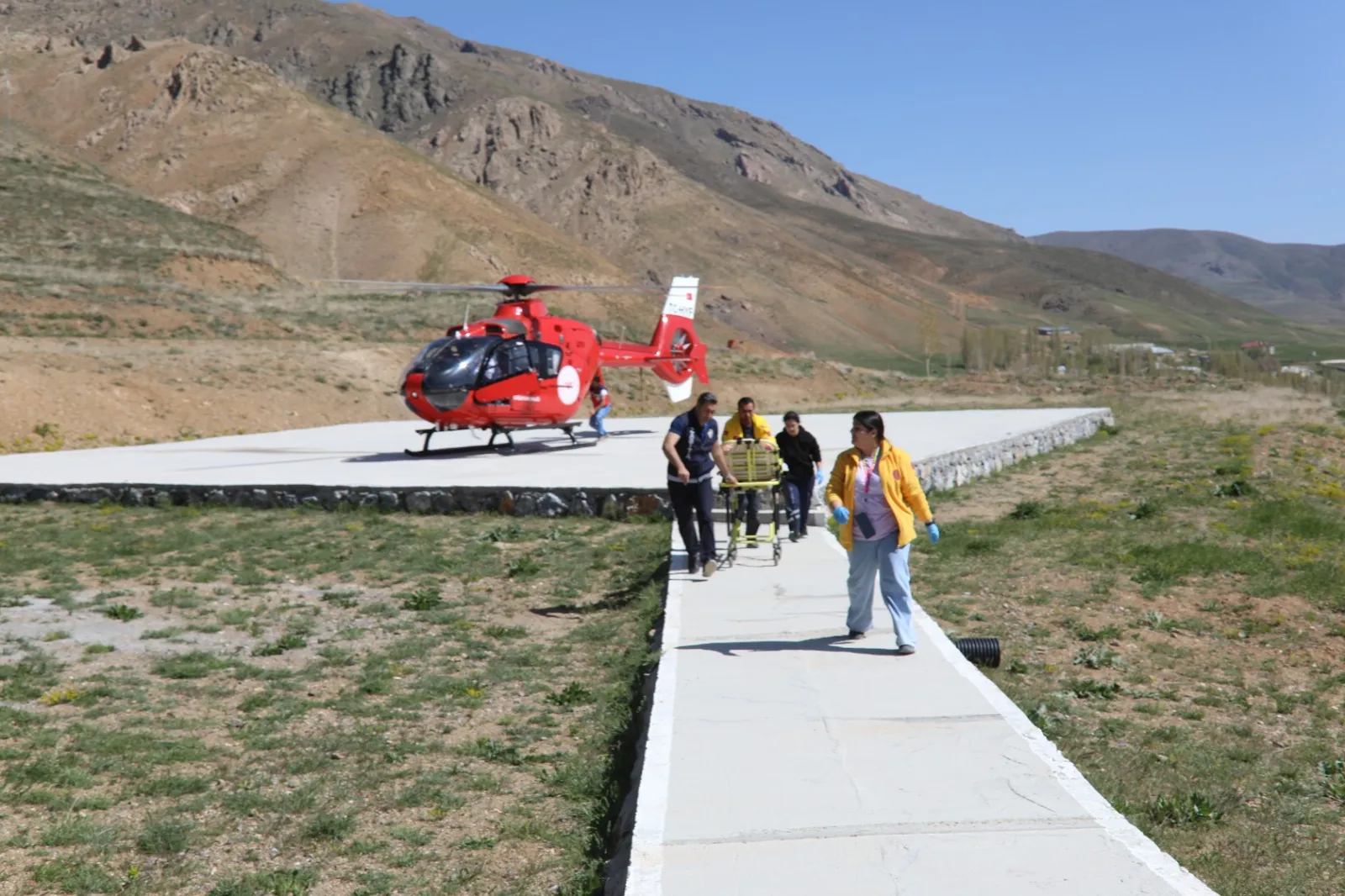 vanda kalp krizi geciren hastaya ambulans helikopterle sevk 1 zahnmMgL