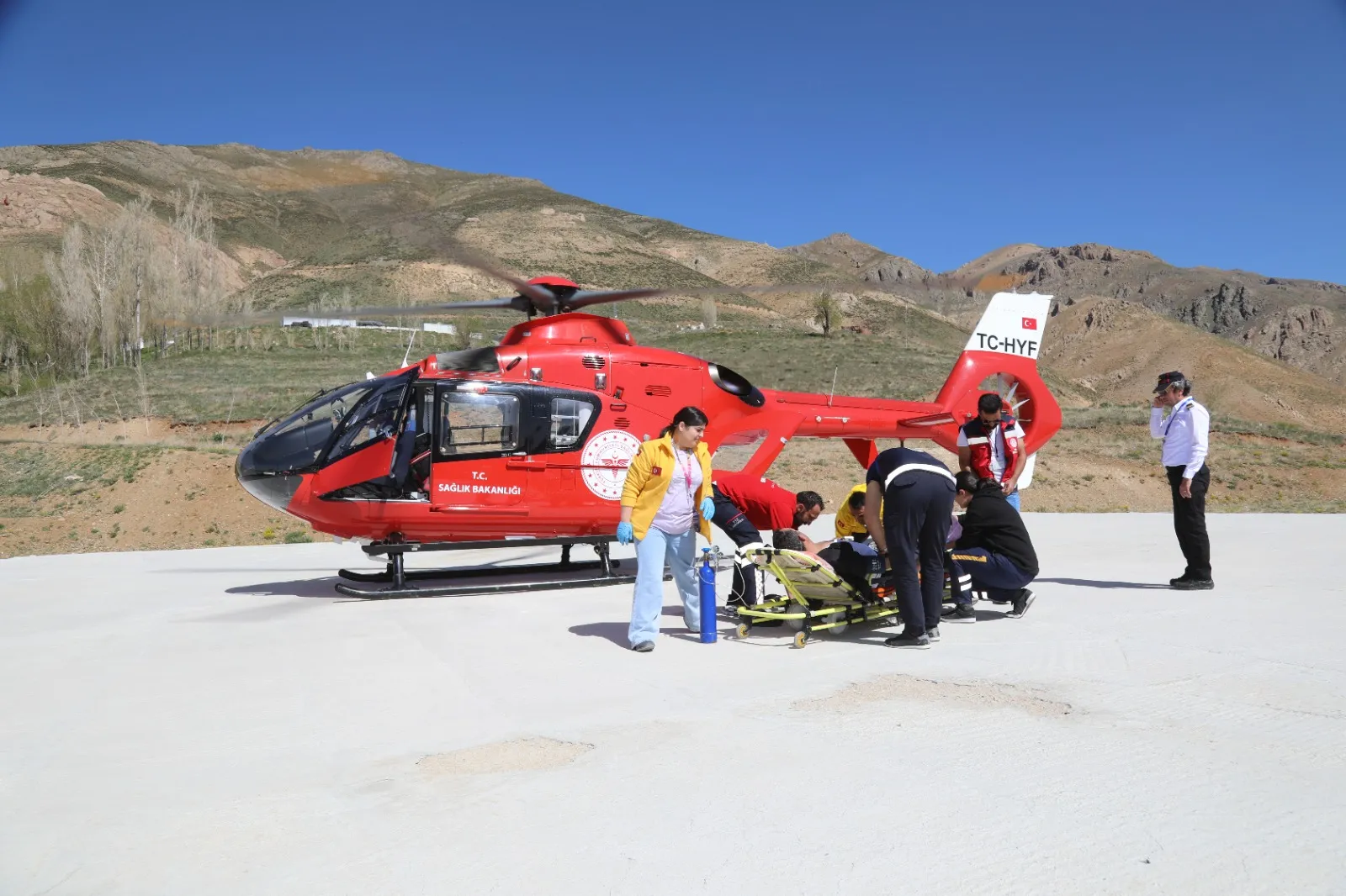 vanda kalp krizi geciren hastaya ambulans helikopterle sevk 3 JHsDAOim